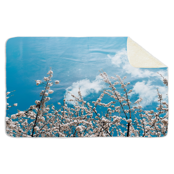 Fleecedeken Bloesem in blauwe lucht, 96x146cm, Polyester Sherpa